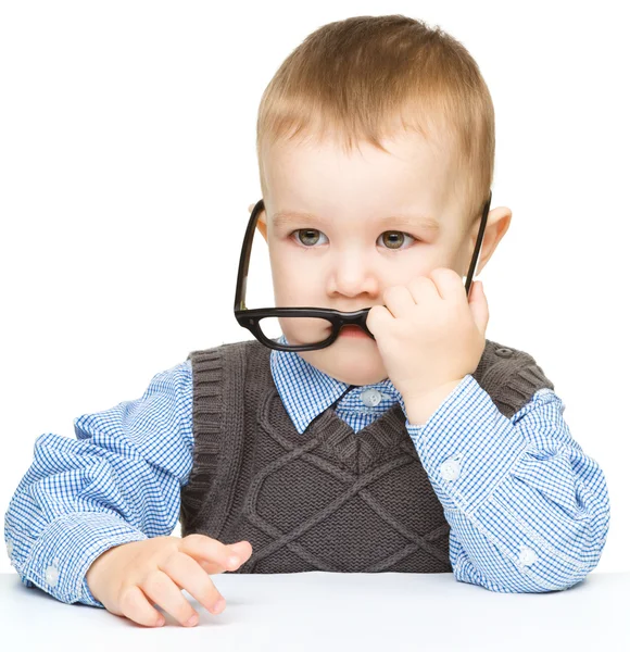 Portret van een schattige kleine jongen dragen van een bril — Stockfoto