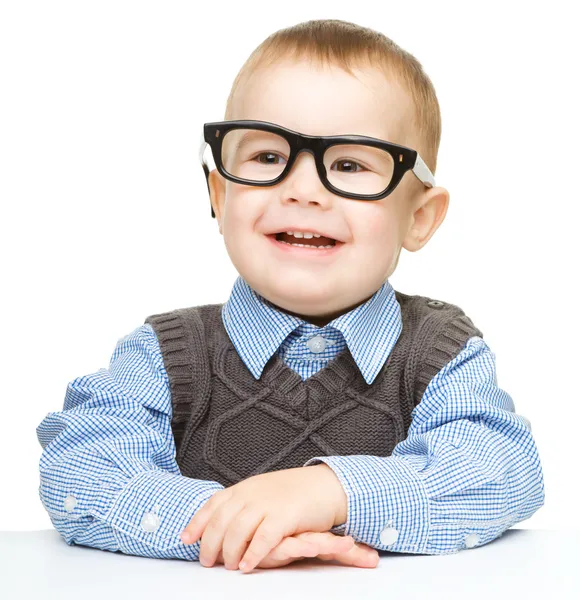 Портрет милого маленького хлопчика в окулярах — стокове фото