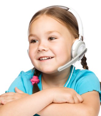 genç kız bir operatör yardım hattı çalışıyor