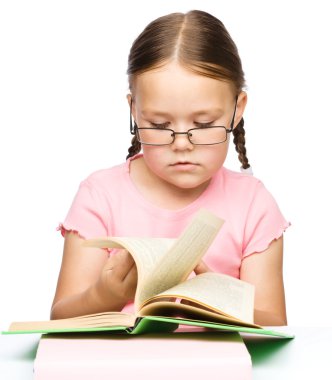 küçük kız bir kitap okuma