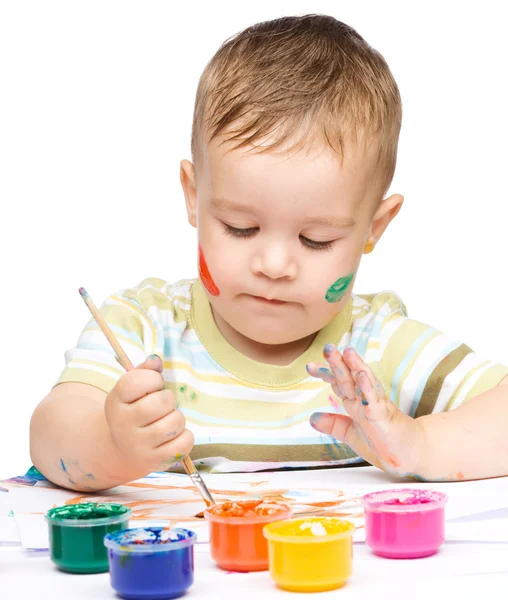 Kleiner Junge spielt mit Farben — Stockfoto