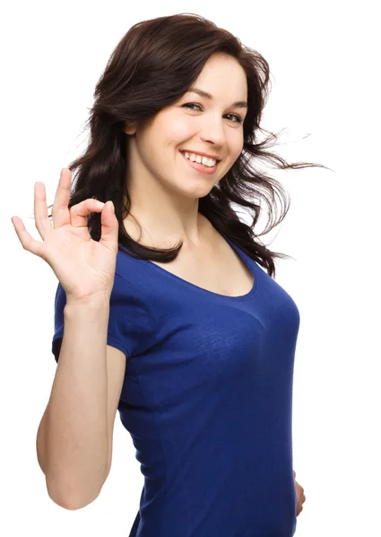 Woman is showing OK sign — Stock Photo, Image