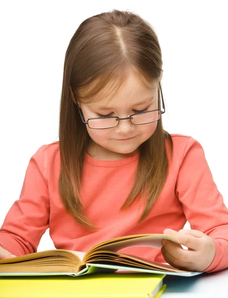 Küçük kız bir kitap okuma — Stok fotoğraf