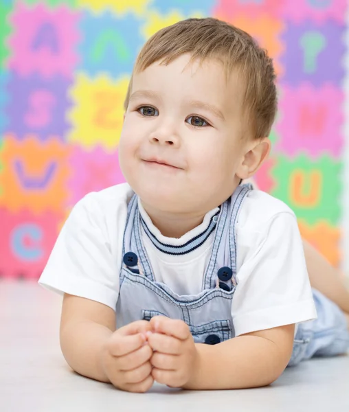 Porträt eines kleinen Jungen — Stockfoto