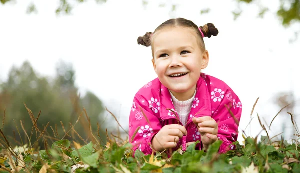 Porträtt av en liten flicka i höst park — Stockfoto