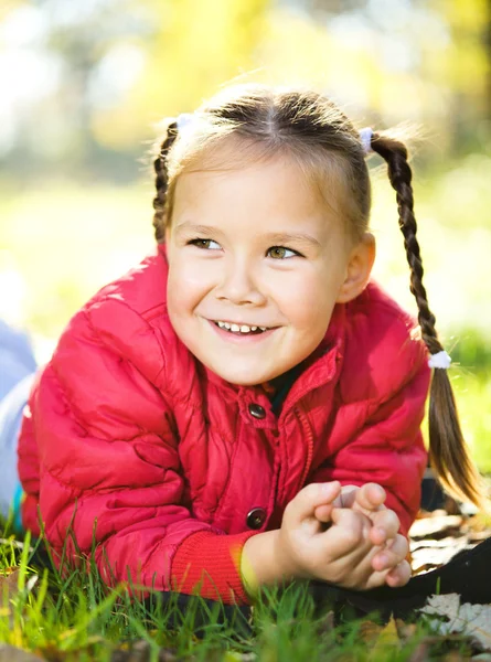 Retrato de una niña en el parque de otoño — Foto de Stock