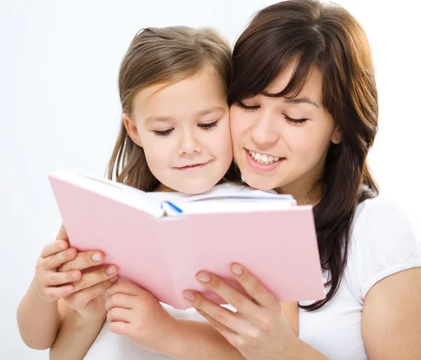 Moeder is het lezen van boek met haar dochter — Stockfoto