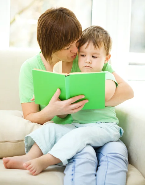 Mère lit un livre pour son fils — Photo