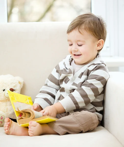 Menino está lendo livro — Fotografia de Stock