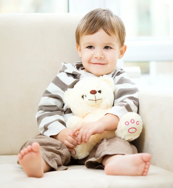 Retrato de um menino com seu ursinho de pelúcia — Fotografia de Stock