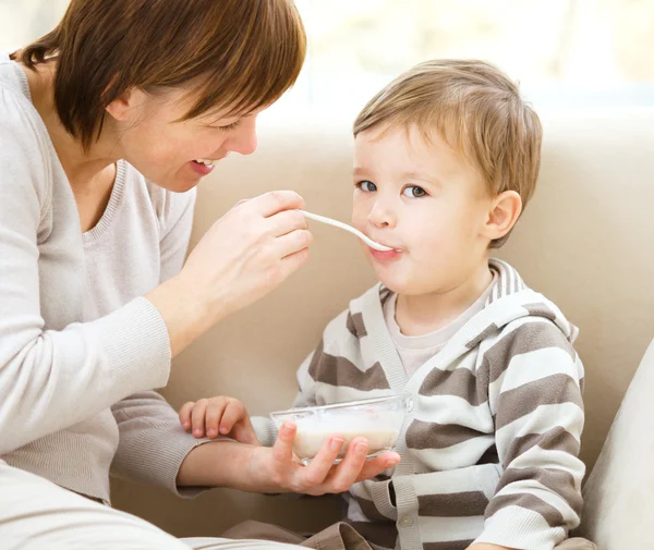 Schattige kleine jongen wordt gevoed met lepel — Stockfoto