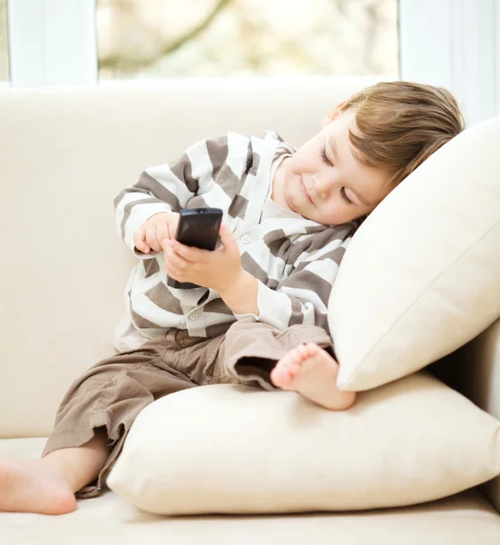 Kleine jongen is tv kijken — Stockfoto