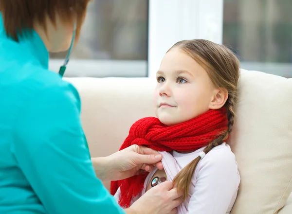 Doctor is examining little girl using stethoscope — Stock Photo, Image