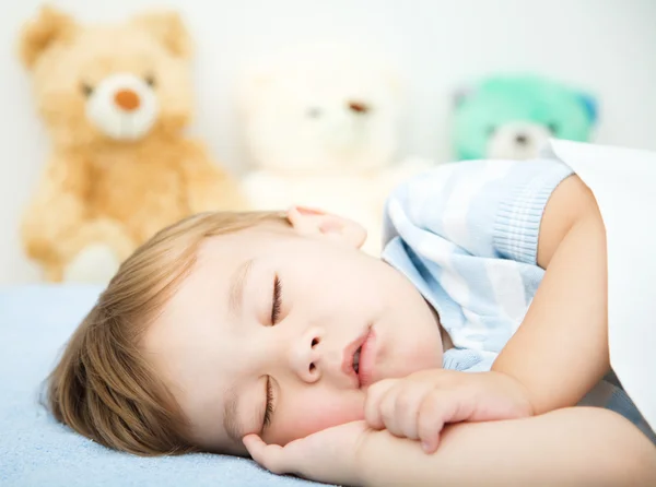 Schattige kleine jongen slaapt — Stockfoto