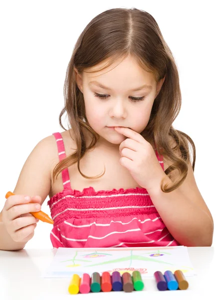 Kleines Mädchen zeichnet mit bunten Buntstiften — Stockfoto