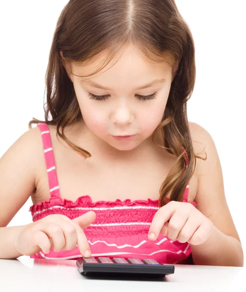 Κοριτσάκι χρησιμοποιεί αριθμομηχανή — Φωτογραφία Αρχείου