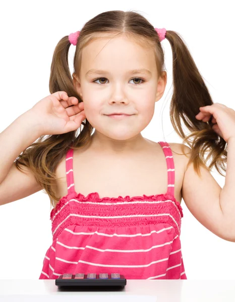 Little girl is using calculator — Stock Photo, Image