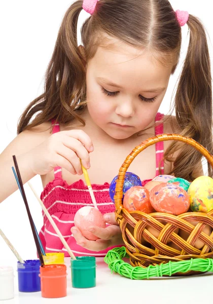 Kleines Mädchen bemalt Eier und bereitet sich auf Ostern vor — Stockfoto