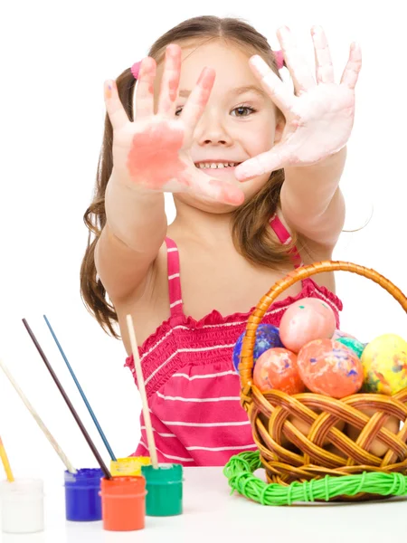 Kleines Mädchen bemalt Eier und bereitet sich auf Ostern vor — Stockfoto