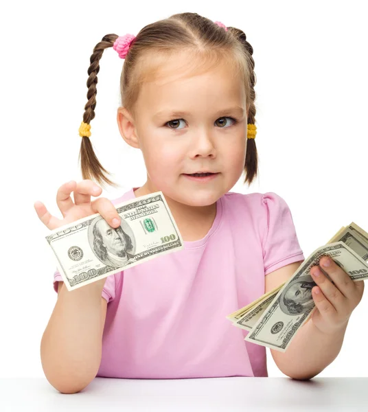A menina está a contar dólares. — Fotografia de Stock