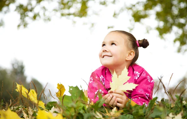 Porträt eines kleinen Mädchens im Herbstpark — Stockfoto