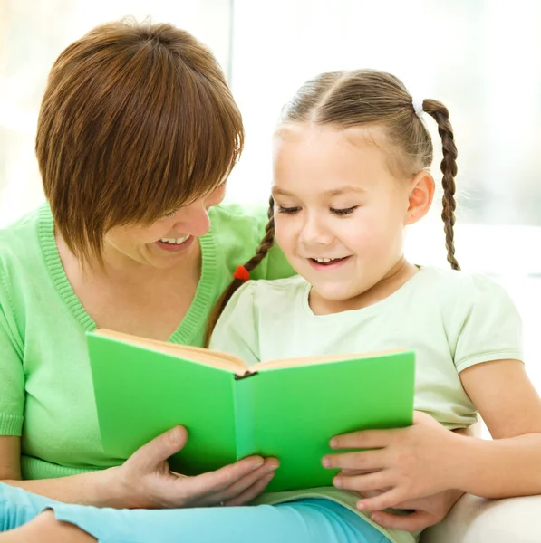 Madre está leyendo el libro con su hija —  Fotos de Stock