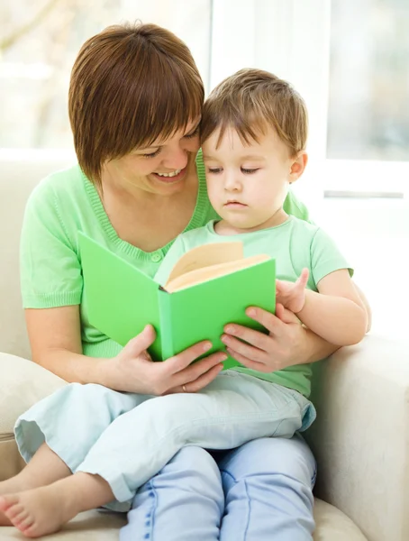 Anne oğlu için kitap okuyor. — Stok fotoğraf
