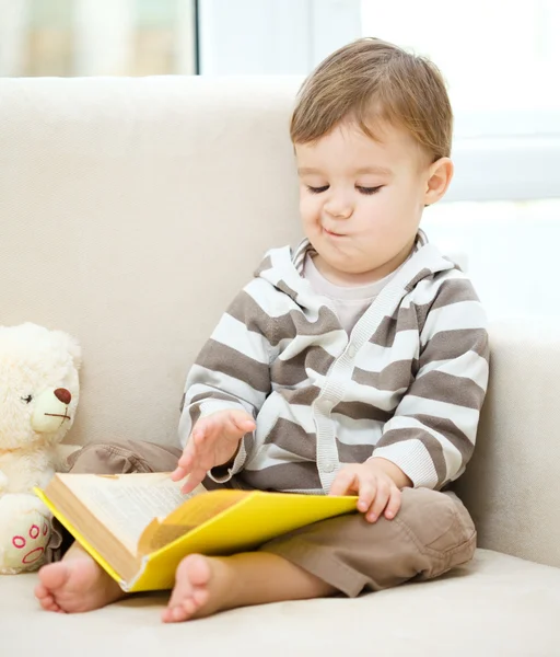 Liten pojke läser bok — Stockfoto