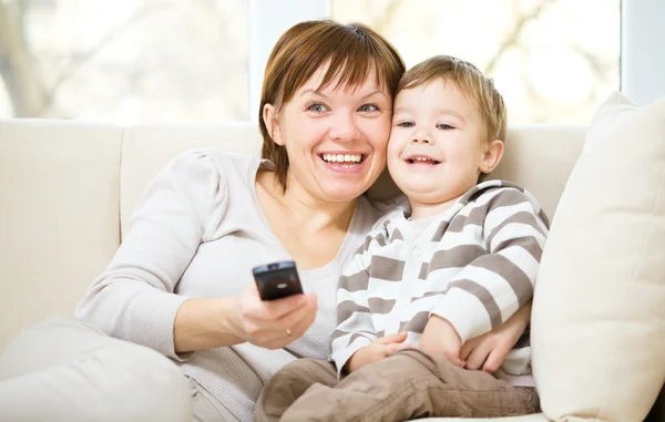 Mother and her son are watching tv — Stock Photo, Image