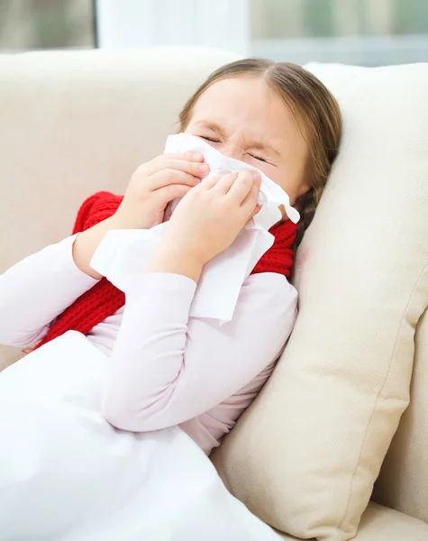 Kleines Mädchen bläst in die Nase — Stockfoto