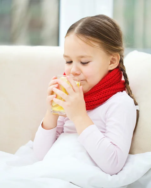 Nemocná holčička je pití vitaminu koktejl — Stock fotografie