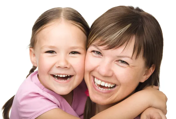 Retrato de uma mãe feliz com sua filha — Fotografia de Stock