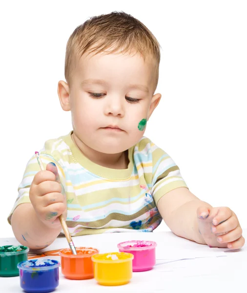 Kleine jongen speelt met verf — Stockfoto