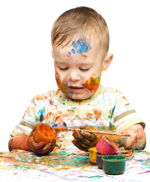 Menino está brincando com tintas — Fotografia de Stock