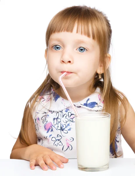 Ragazzino carino con un bicchiere di latte — Foto Stock