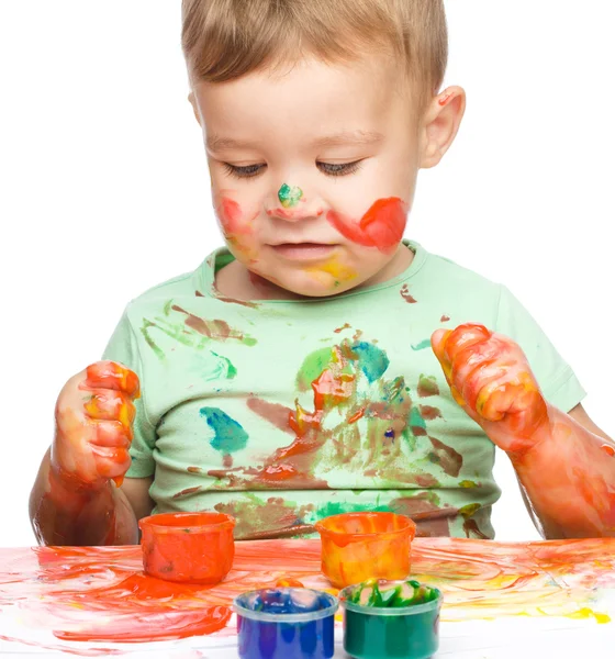 小さな男の子は塗料で遊んでいます。 — ストック写真