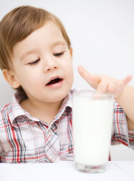 Ragazzino carino con un bicchiere di latte — Foto Stock