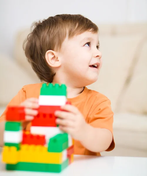 Chico está jugando con bloques de construcción —  Fotos de Stock