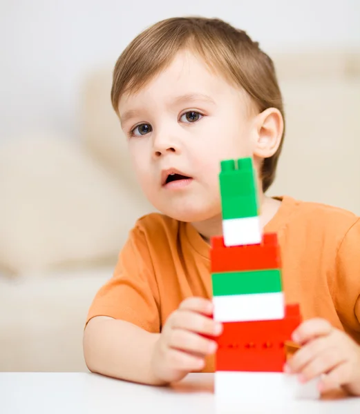 Menino está brincando com blocos de construção — Fotografia de Stock