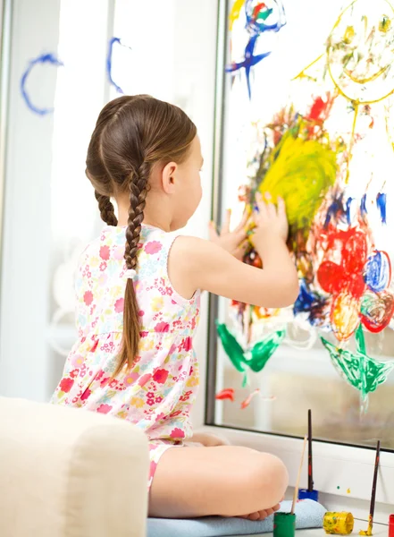 塗料と遊ぶかわいい女の子の肖像画 — ストック写真