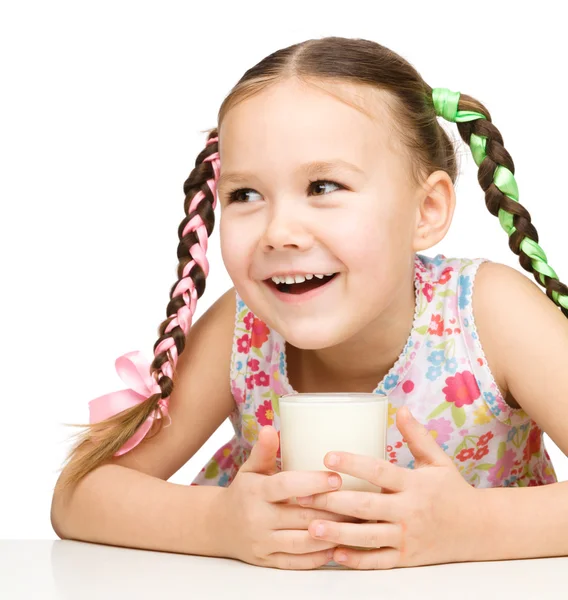 Mignonne petite fille avec un verre de lait — Photo