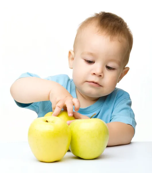 Retrato de um menino bonito com maçãs amarelas — Fotografia de Stock
