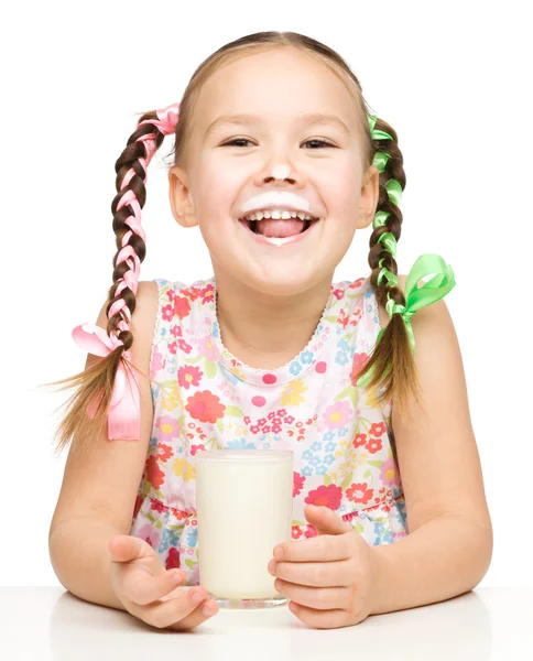 Petite fille mignonne montrant moustache de lait — Photo