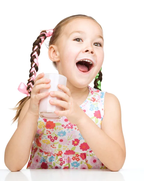 Menina bonito com um copo de leite — Fotografia de Stock