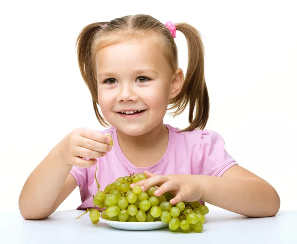小さな女の子がブドウを食べています。 — ストック写真