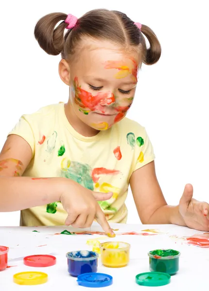 Porträt eines süßen Mädchens, das mit Farben spielt — Stockfoto