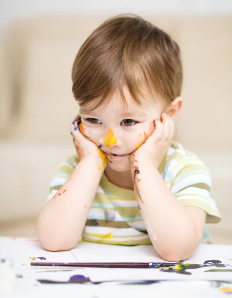 Kleine jongen speelt met verf — Stockfoto