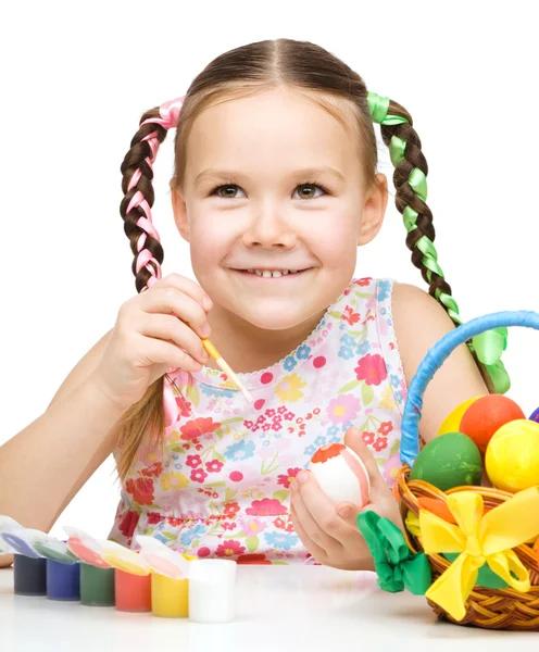 Kleines Mädchen bemalt Eier und bereitet sich auf Ostern vor — Stockfoto