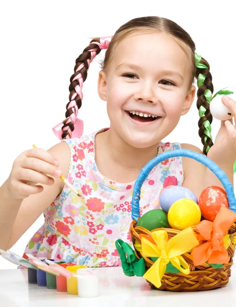 Kleines Mädchen bereitet Eier für Ostern vor — Stockfoto
