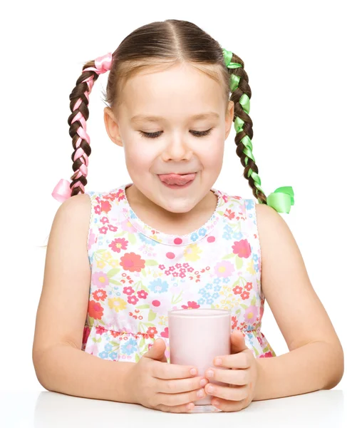 Niedliches kleines Mädchen mit einem Glas Milch — Stockfoto